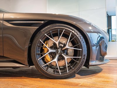 ASTON MARTIN DB12 - 8