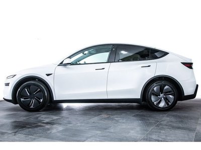 TESLA MODEL Y - 7