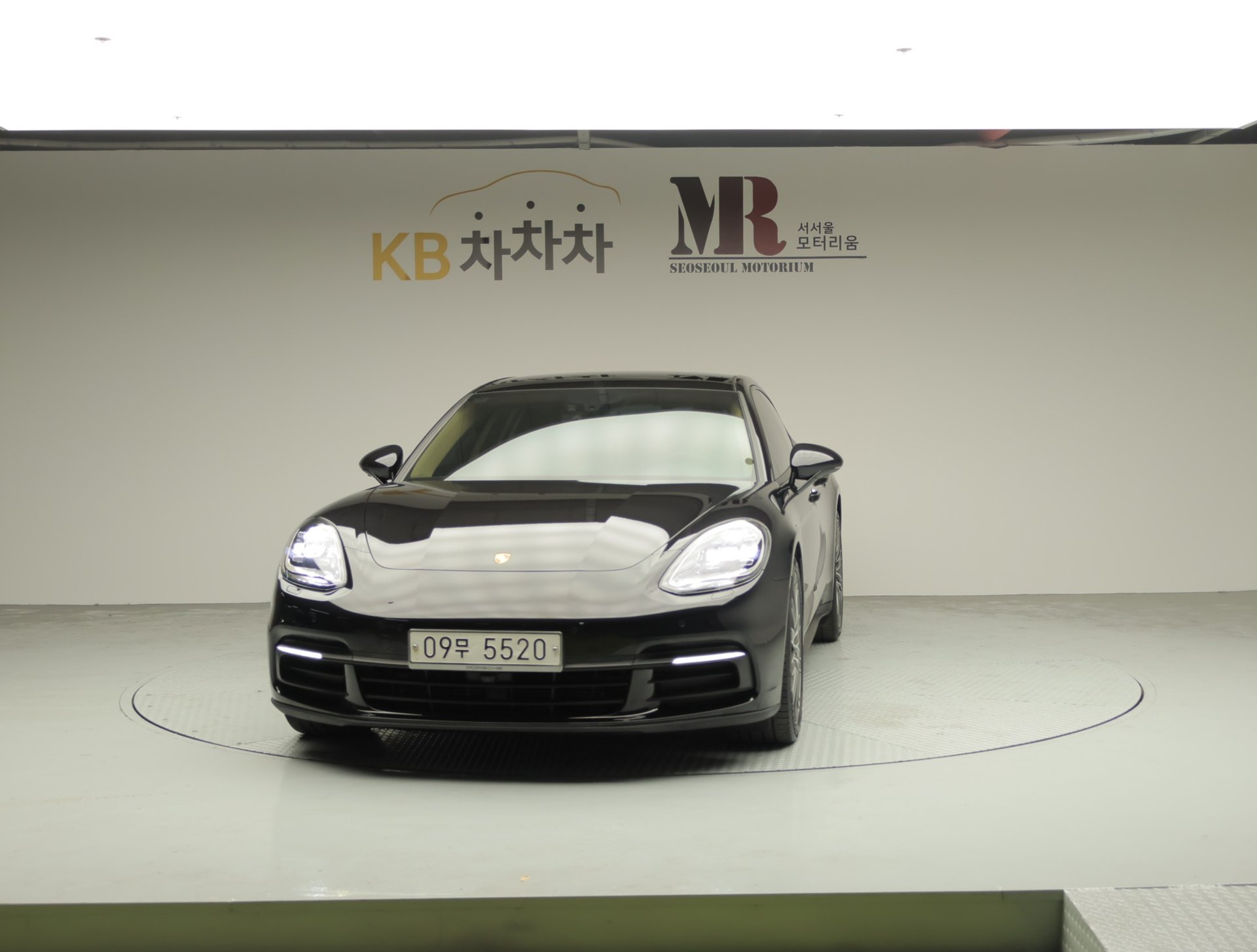 PORSCHE PANAMERA - View 1