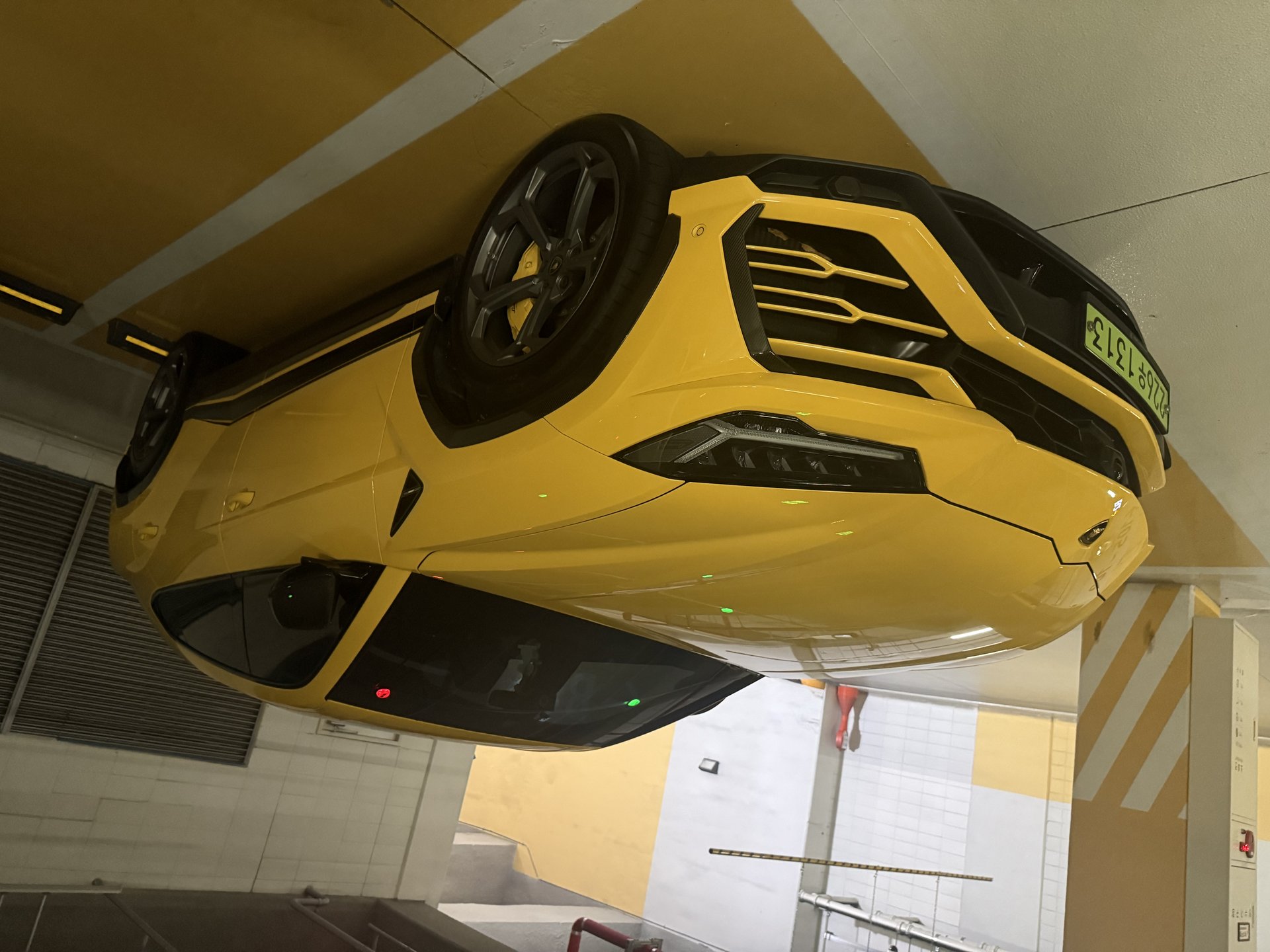 LAMBORGHINI URUS - View 1