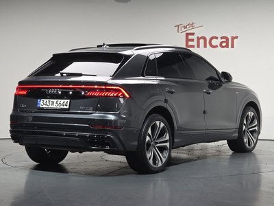 AUDI Q8 - 4