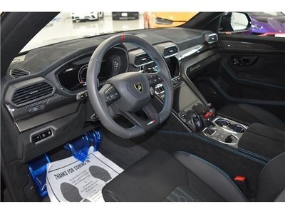 LAMBORGHINI URUS - 4