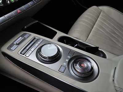 صورة 9 لـ 2023 Genesis GV70
