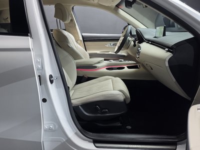 صورة 10 لـ 2023 Genesis GV70