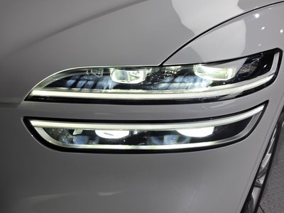 صورة 9 لـ 2023 Genesis GV70