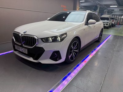 BMW 5 SERIES - 1