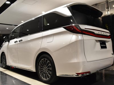LEXUS LM - 4