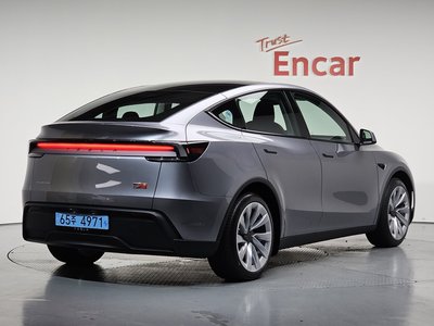 TESLA MODEL Y - 3