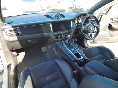 PORSCHE MACAN - 9