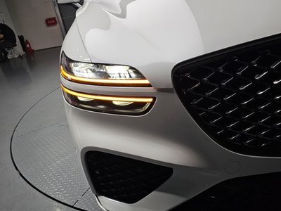 صورة 9 لـ 2023 Genesis GV70