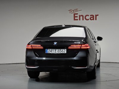 2025 BMW 5 SERIES — фото 4