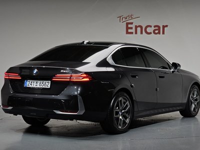 2025 BMW 5 SERIES — фото 2