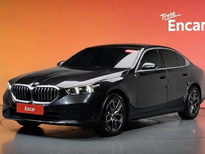 2025 BMW 5 SERIES — фото 1