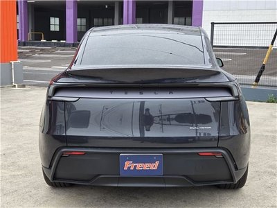 TESLA MODEL Y - 7