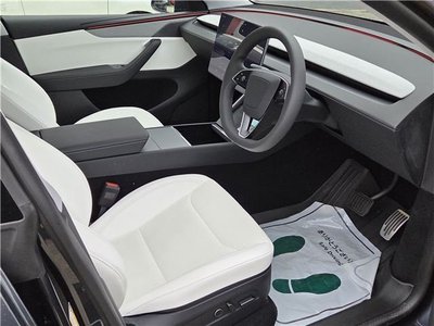TESLA MODEL Y - 8
