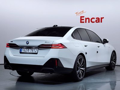 2025 BMW 5 SERIES — фото 4