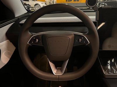 TESLA MODEL Y - 7