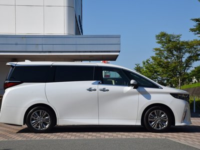 2025 Toyota ALPHARD — фото 3