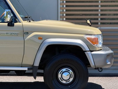 2015 Toyota LAND CRUISER 70 thumbnail 24