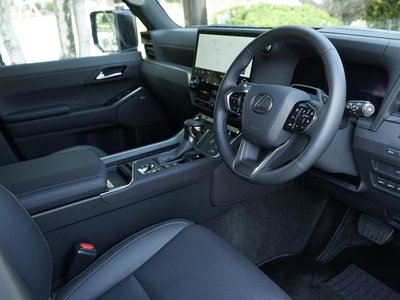 2025 LEXUS GX photo 4