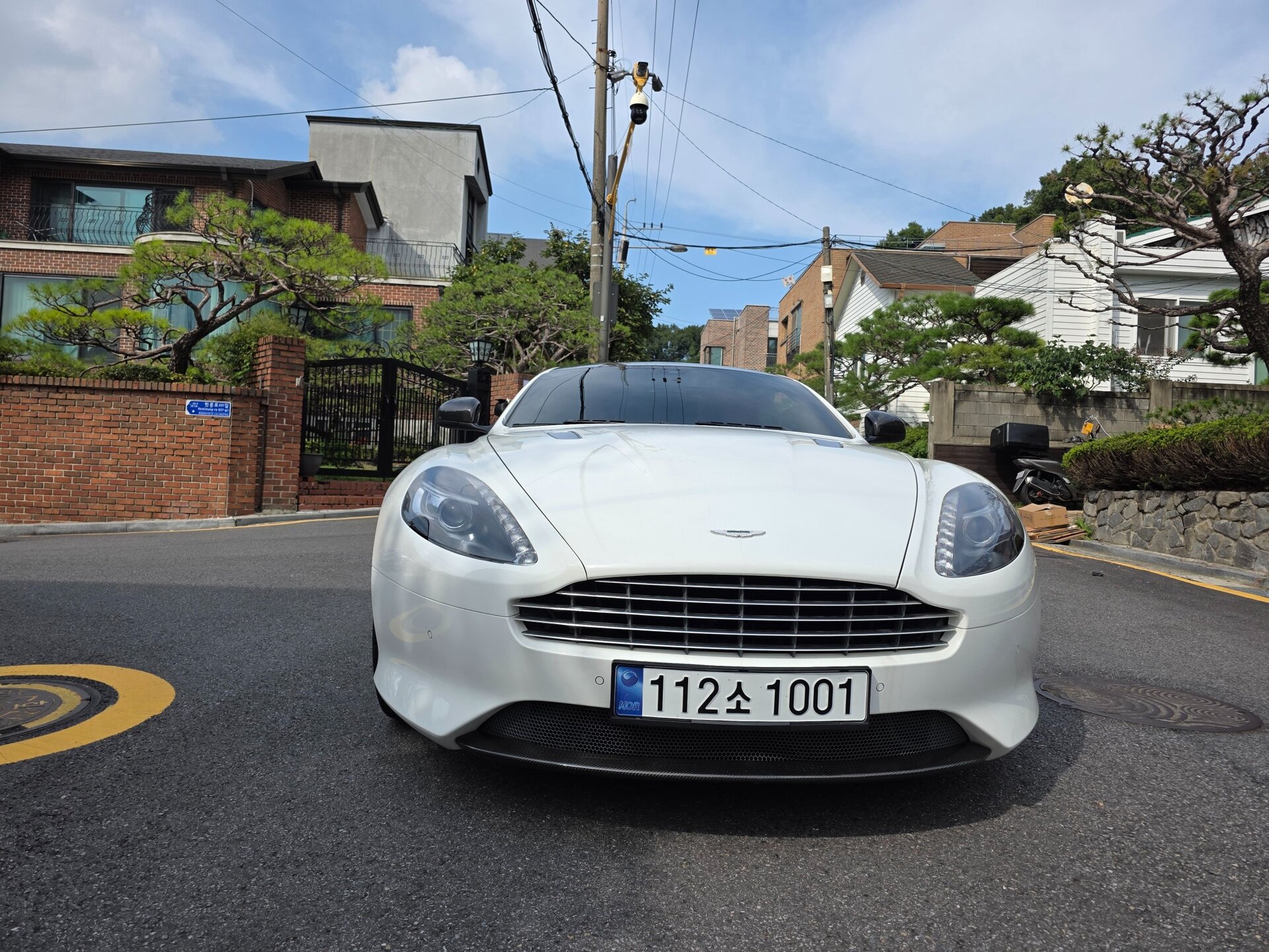 ASTON MARTIN DB9 - View 1