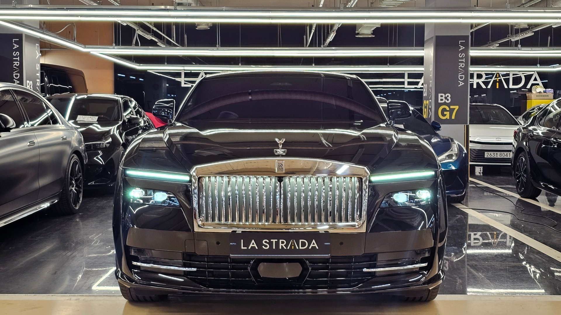 ROLLS ROYCE SPECTRE - View 1