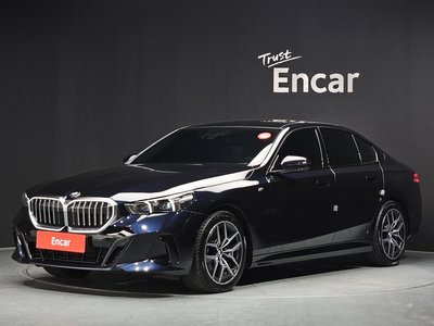 2025 BMW 5 SERIES — фото 1