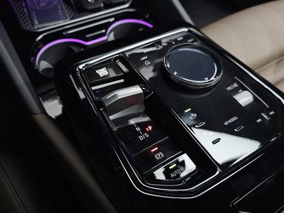 2025 BMW 5 SERIES thumbnail 12