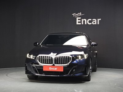 2025 BMW 5 SERIES — фото 2