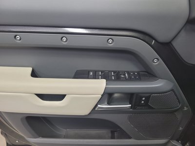 LAND ROVER DEFENDER - 2