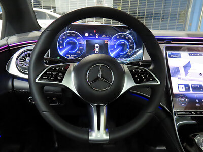 MERCEDES-BENZ EQE - 8