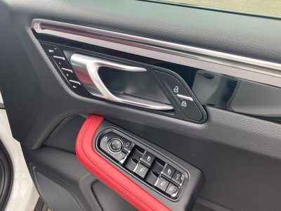 2022 Porsche MACAN — фото 10