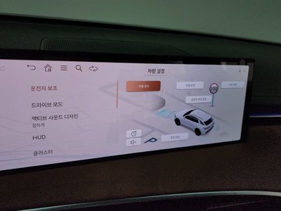 2025 Genesis GV70 thumbnail 23