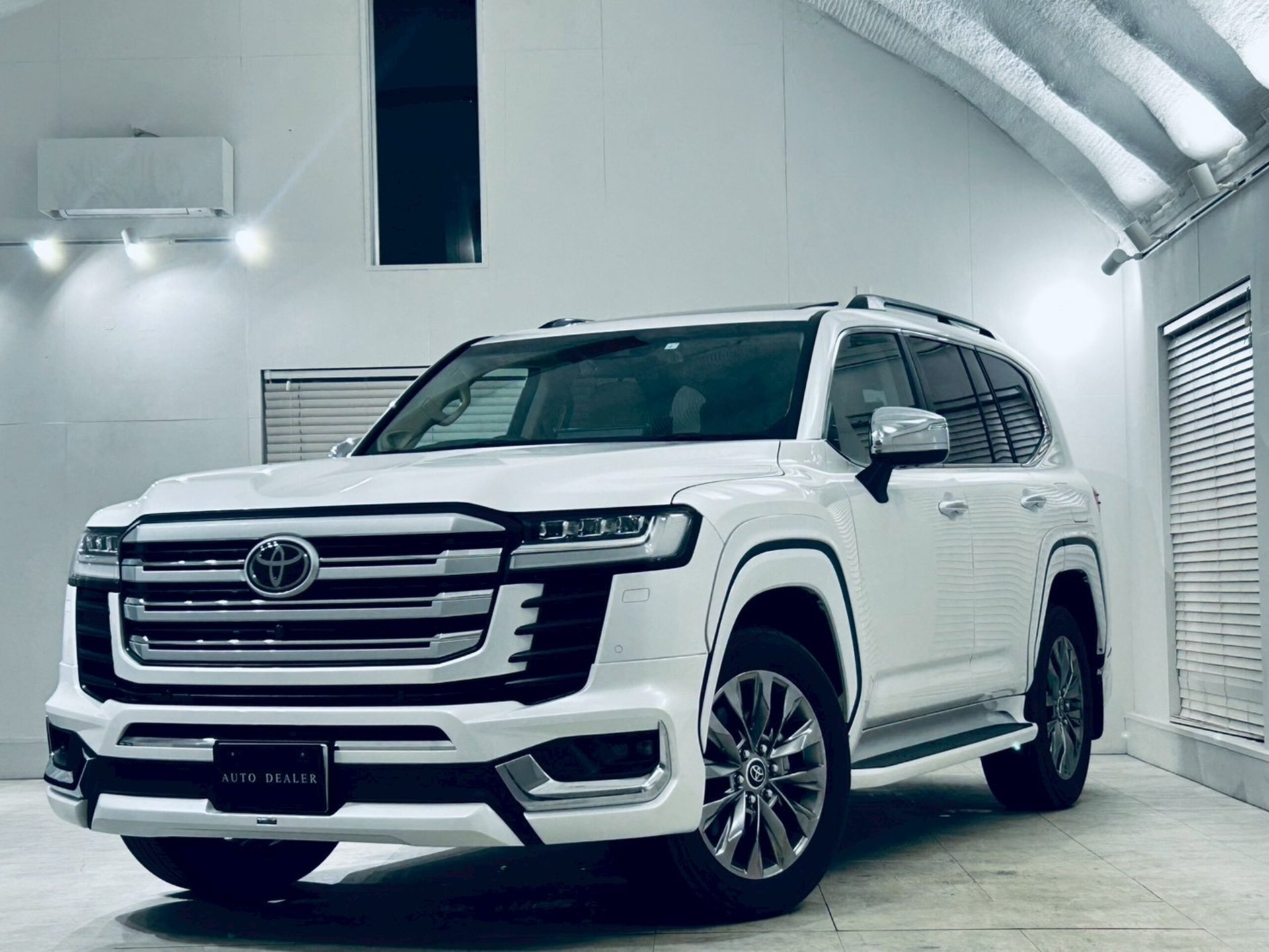 TOYOTA LAND CRUISER 300 - View 1