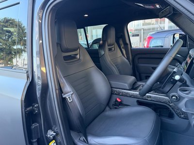 LAND ROVER DEFENDER - 4