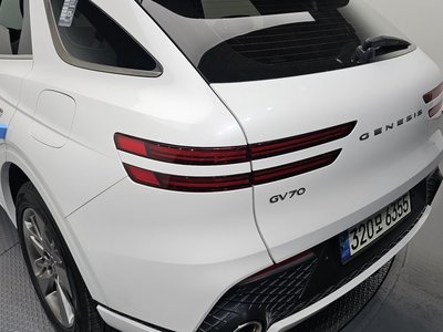 صورة 10 لـ 2021 Genesis GV70