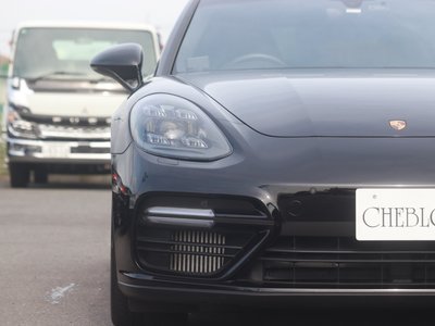 PORSCHE PANAMERA - 4