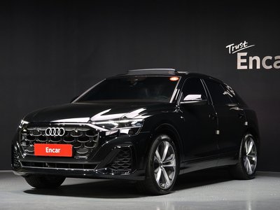 AUDI Q8 - 1