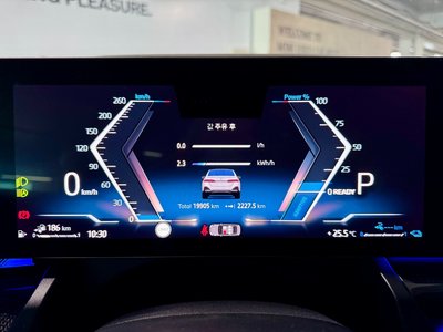 2025 BMW 5 SERIES — фото 8