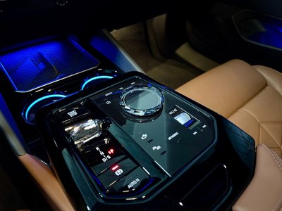 2025 BMW 5 SERIES — фото 9