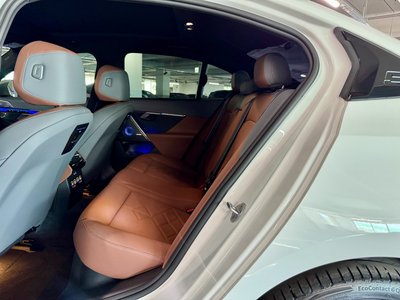 2025 BMW 5 SERIES — миниатюра 11