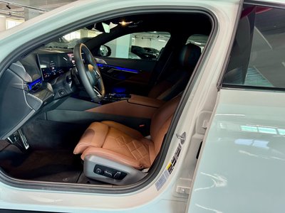 2025 BMW 5 SERIES — фото 10