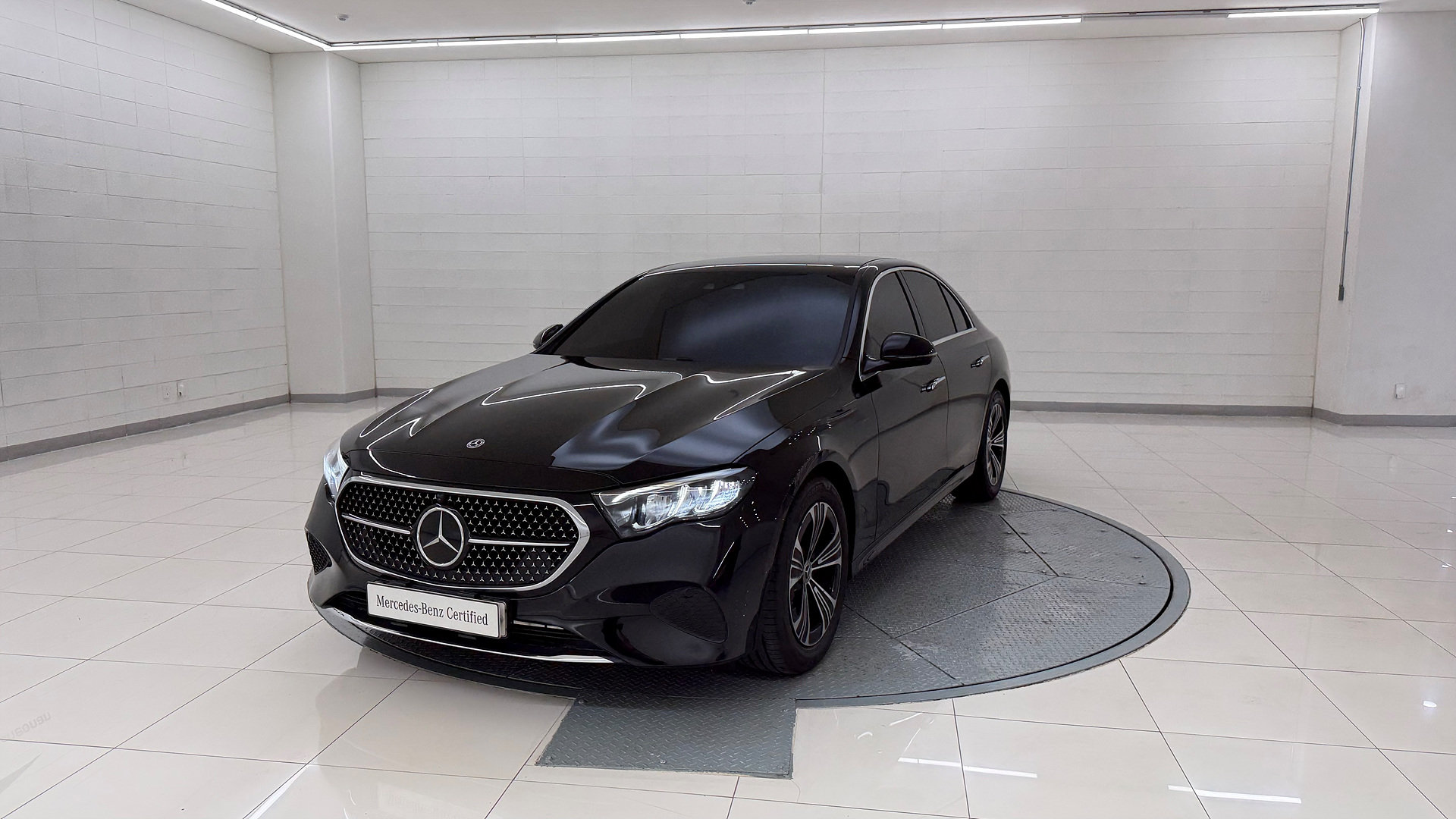 MERCEDES-BENZ E-CLASS - View 1