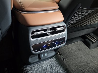 2024 Genesis GV70 thumbnail 32