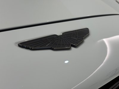 ASTON MARTIN DBX - 6