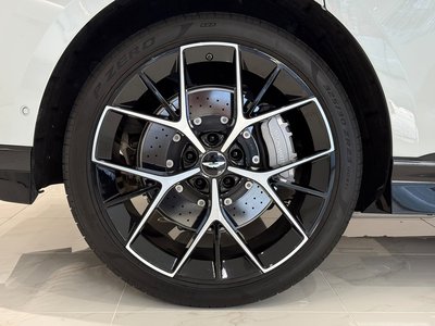 ASTON MARTIN DBX - 10