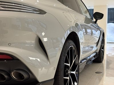 ASTON MARTIN DBX - 8