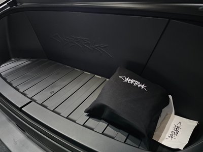 TESLA CYBERTRUCK - 8