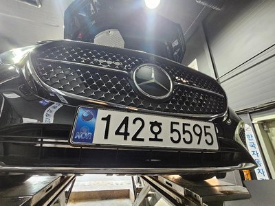 MERCEDES-BENZ E-CLASS - 1