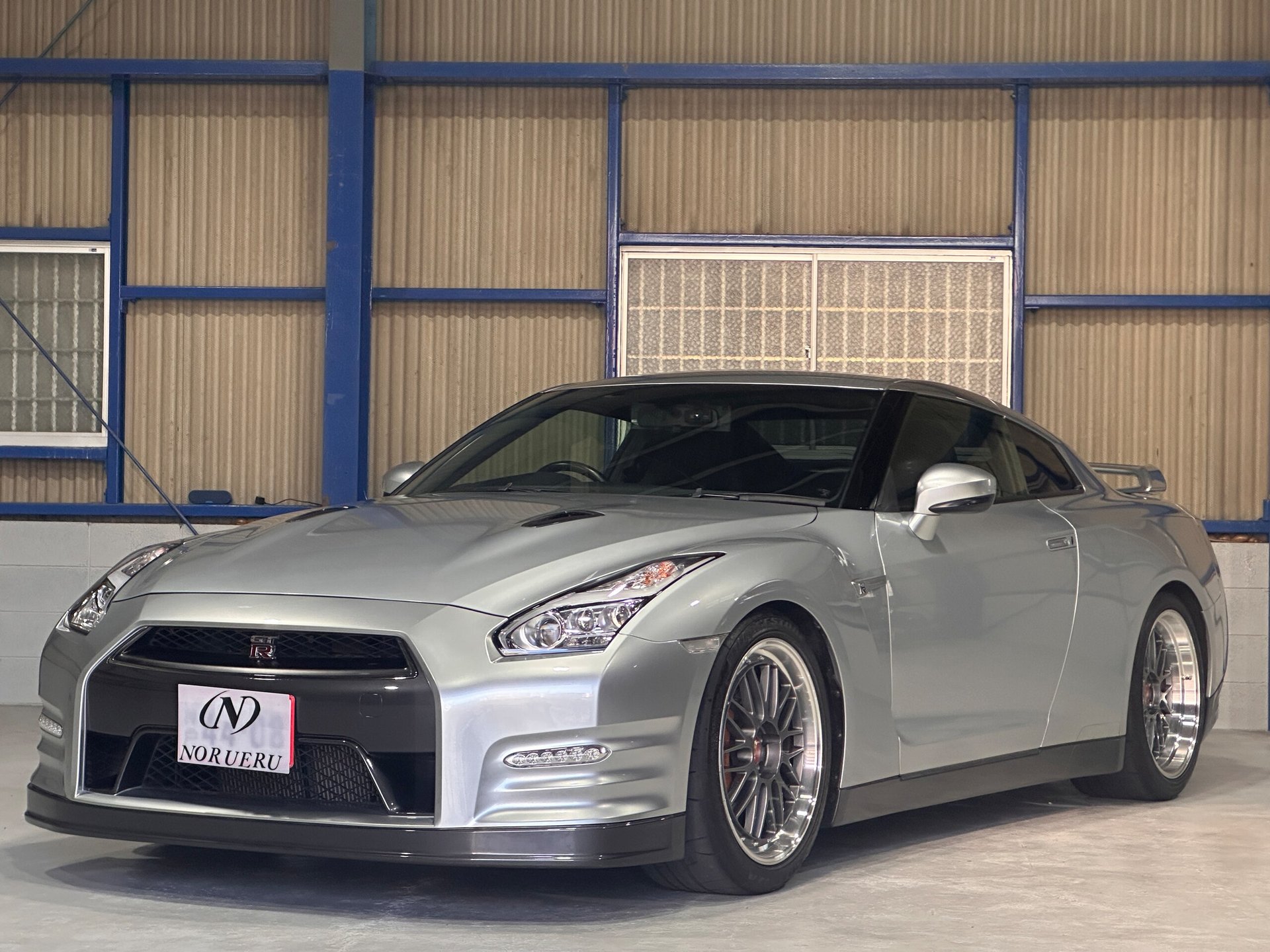 NISSAN GT-R - View 1